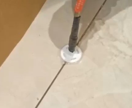 阿克陶瓷砖空鼓维修公司专业解答瓷砖在铺贴过程中，如果没有涂抹均匀到位的粘结材料（如水泥砂浆或瓷砖胶），可能会导致以下问题